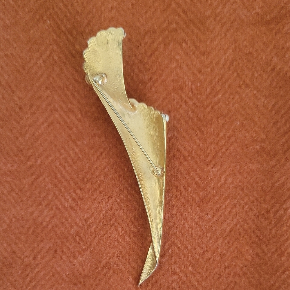 Trifari Gold Toned Pearl Brooch - Picture 3 of 4
